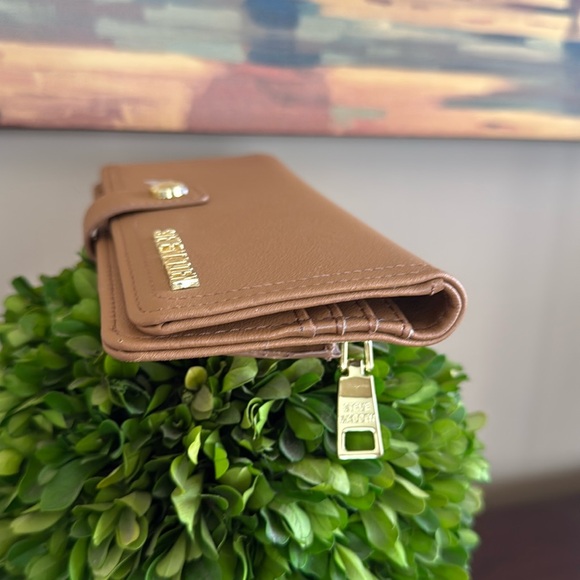 STEVE MADDEN TAN BIFOLD FLAP WITH GOLD ACCENTS WALLET 🌟NWOT🌟 - Picture 9 of 14